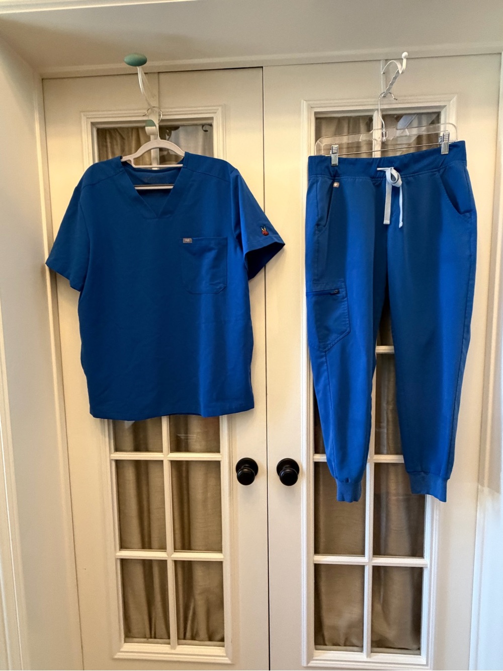 MED Royal Blue Women’s Figs Scrub Set w/ Petite Joggers Rainbow Peace Sign EUC